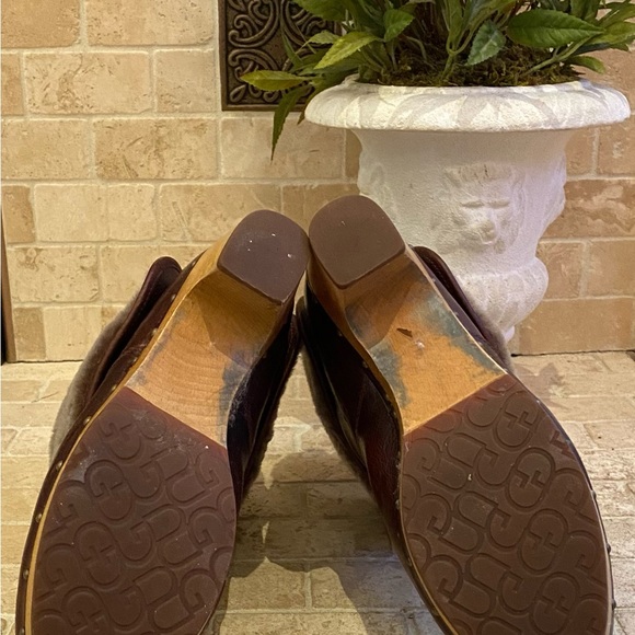 UGG Lynnea Sheepskin Studded Clog Boots Size 9M, Chestnut - Picture 5 of 8